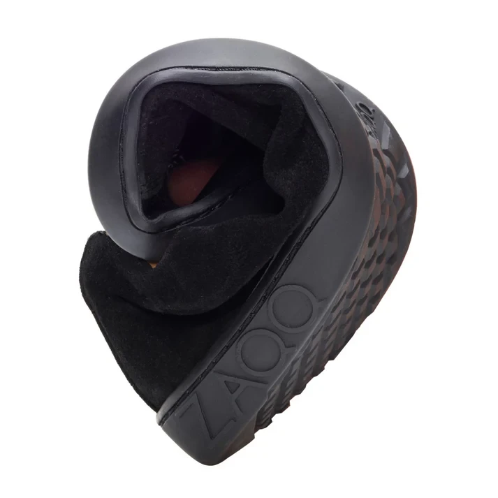 ZAQQ QORE Low Black barefoot